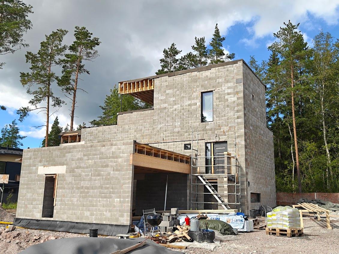 Ensimmäinen talo seitsemästä on harjakorkeudessa.