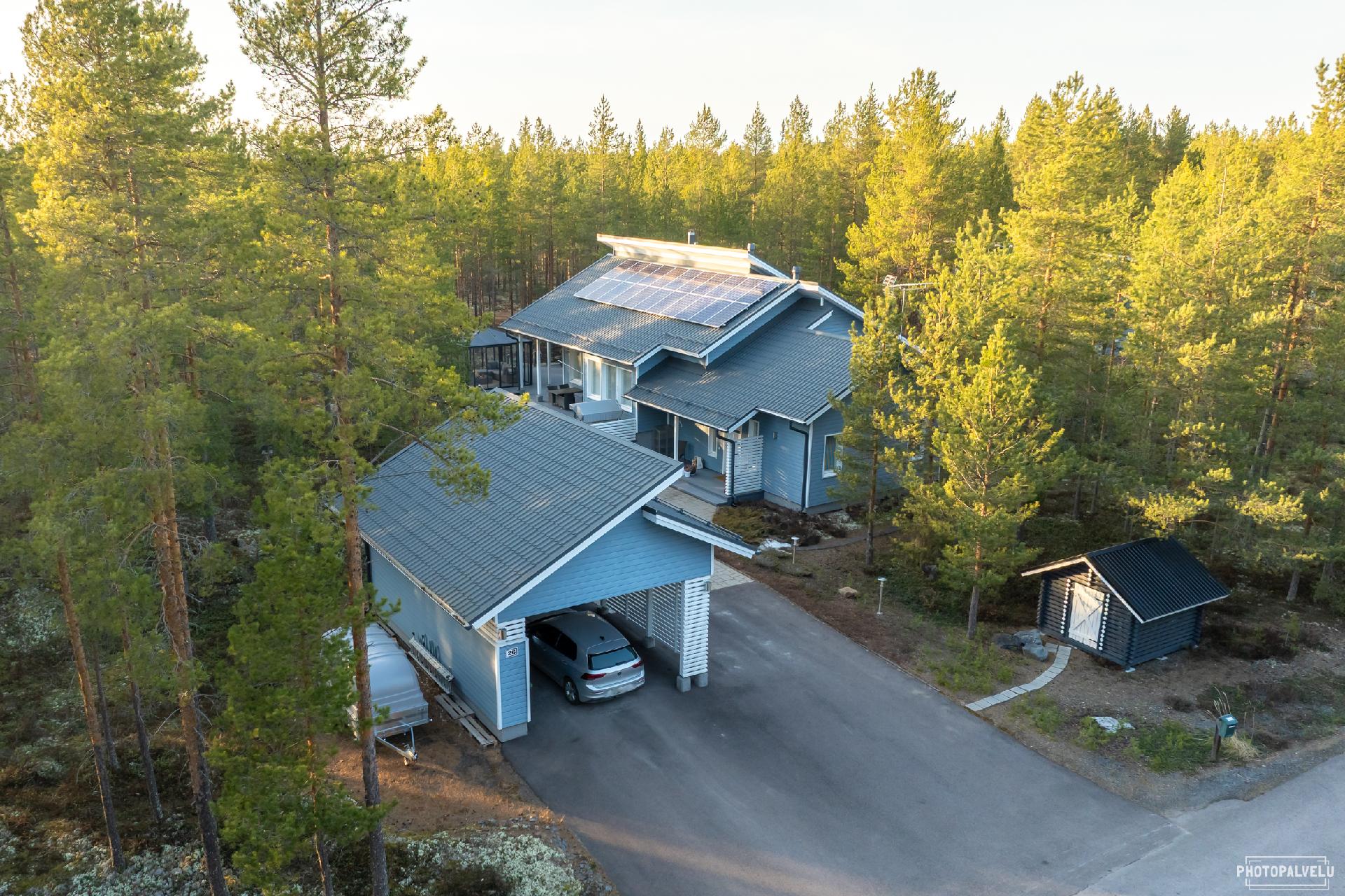 Koti ja piha-alue ulkoapäin