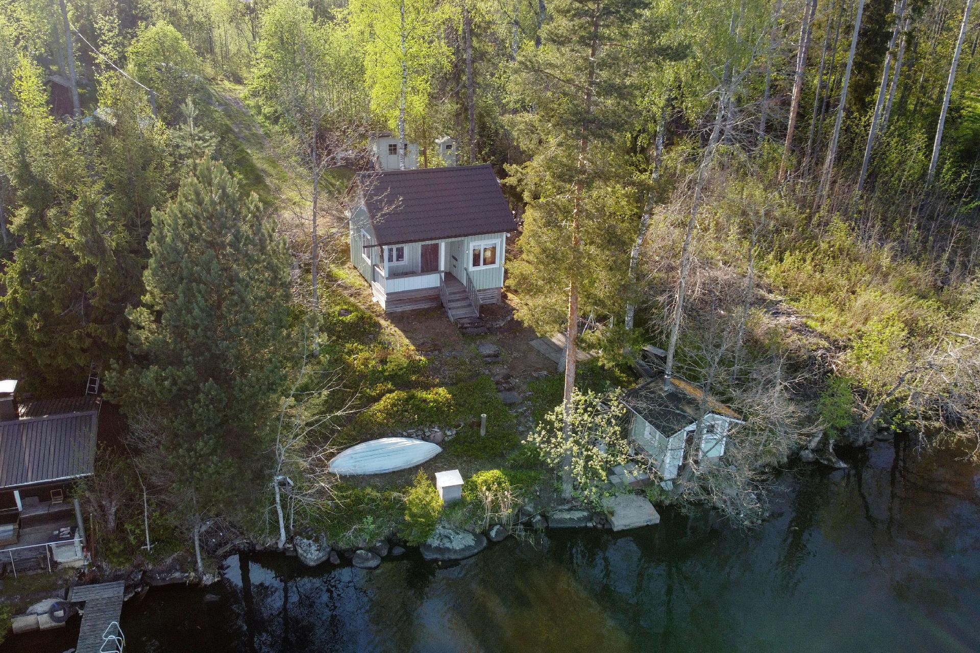 Kesijärvellä tunnelmallinen kesämökki rantasaunalla 910 m²:n tilalla. 