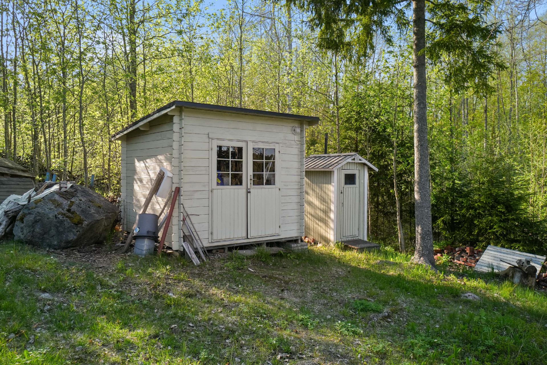 Tilalla sijaitsee myös varasto ja ulkowc. Kaikista rakennuksista on pidetty hyvää huolta. 