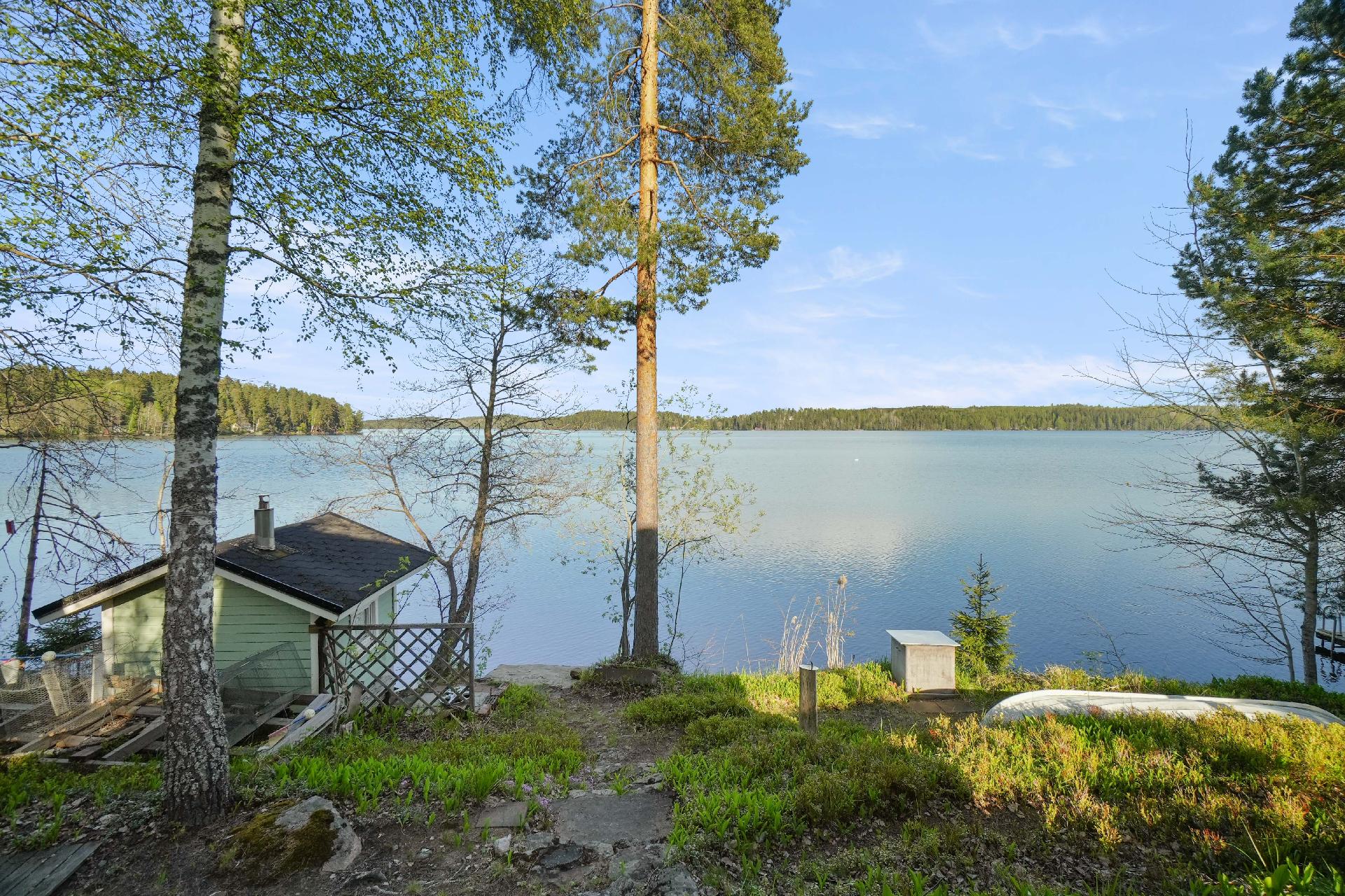Rantaviivaa on n. 20 metriä ja ranta on hiekkapohjainen.