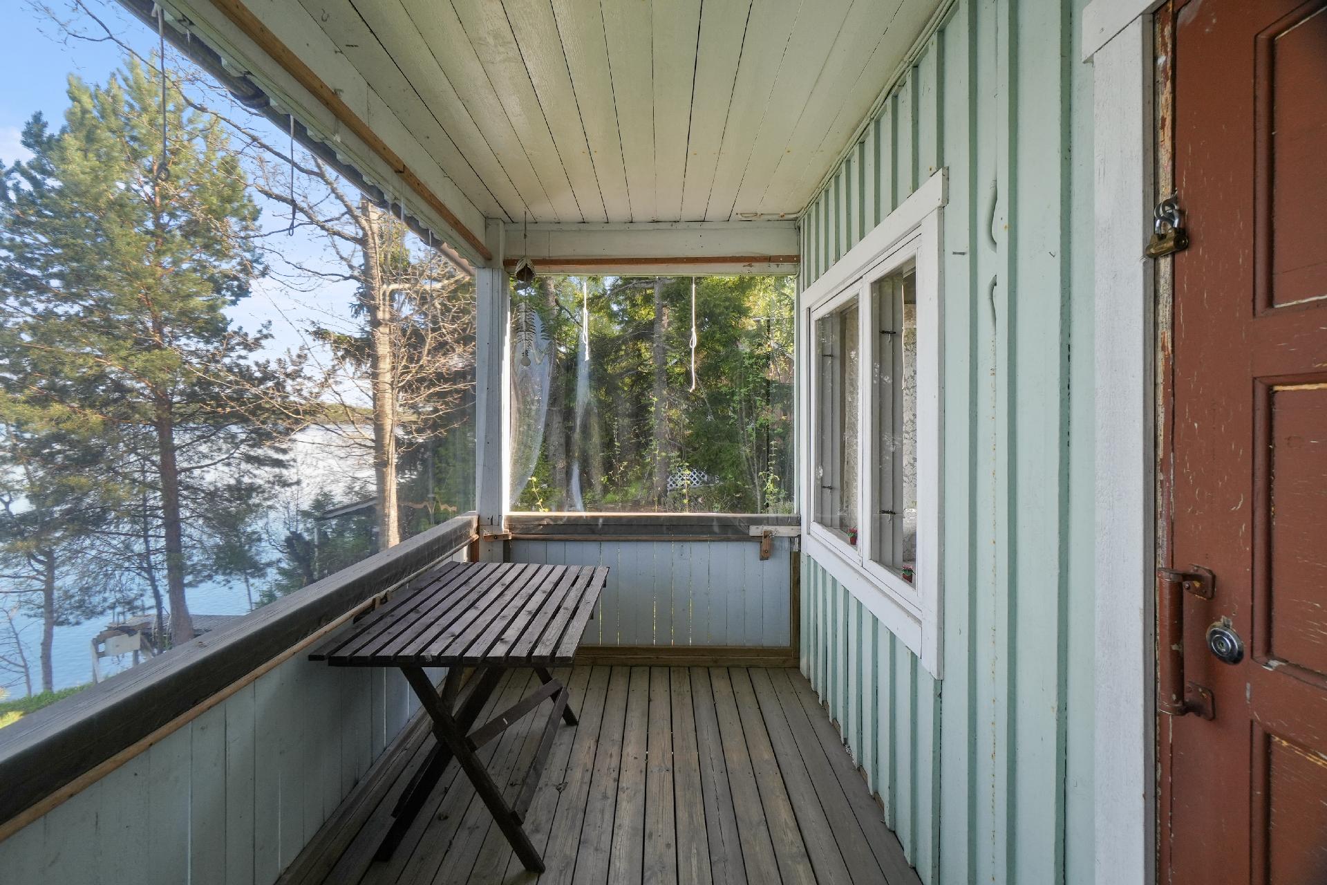 Sekä kuistilta että tontilta avautuu hieno näkymä järvelle.