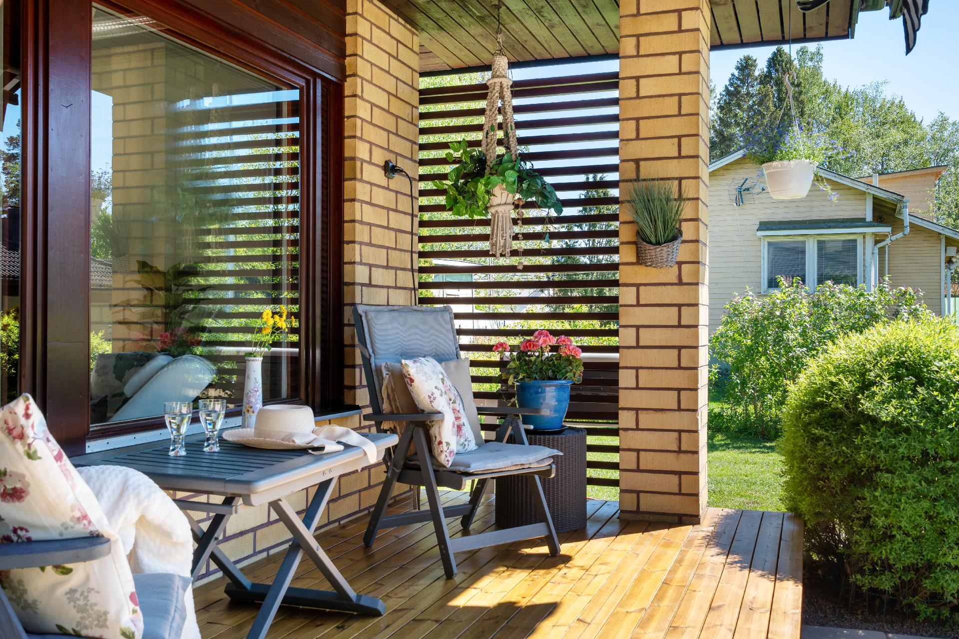 Aurinkoinen oleskeluterassi