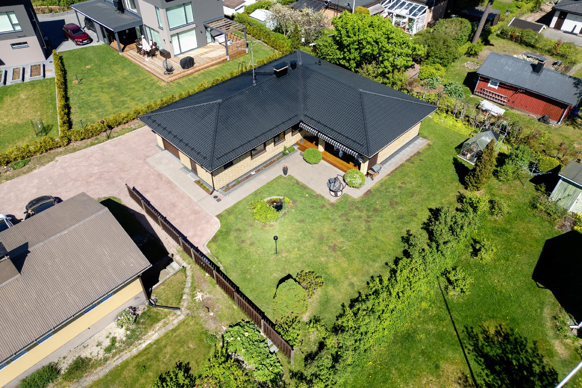 Lapsilla on tilaa leikkiä pihalla ja aurinkoiselle pihalle voi hyvin laittaa viljelylaatikoita