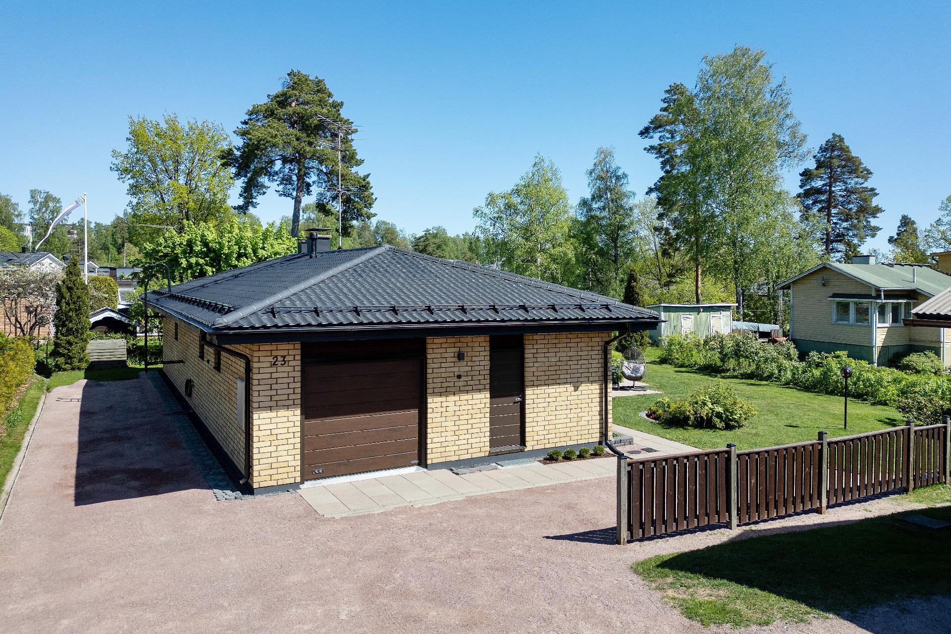 Autotalli ja varasto ovat vierekkäin. Sisätiloista pääset myös autotalliin.