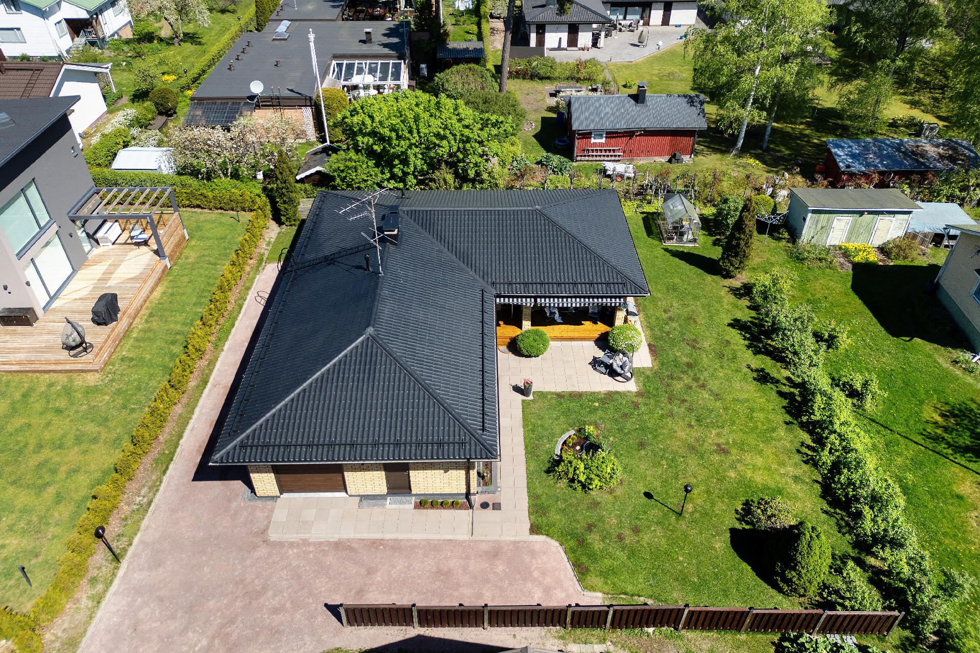 Piha siisti ympäritaloa, huolliteltu ilme