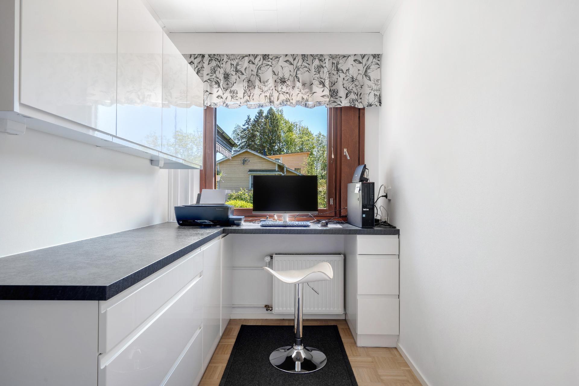 Keittiön yhteyteen tehty apukeittiö mutta toimii myös työtilana