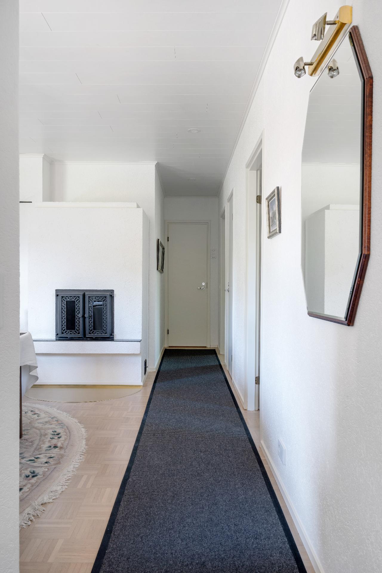 Takka on sijoitettu keittiön yhteyteen.