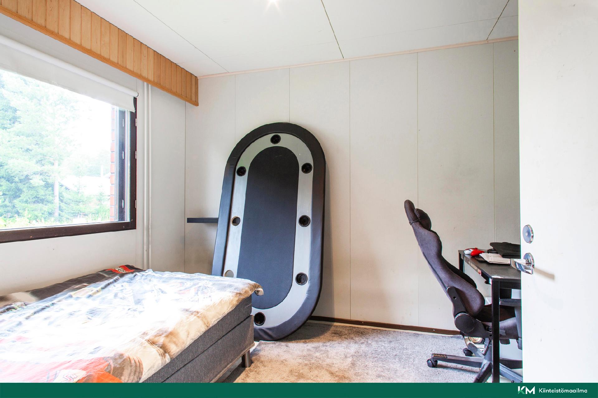 ensimmäinen makuuhuone