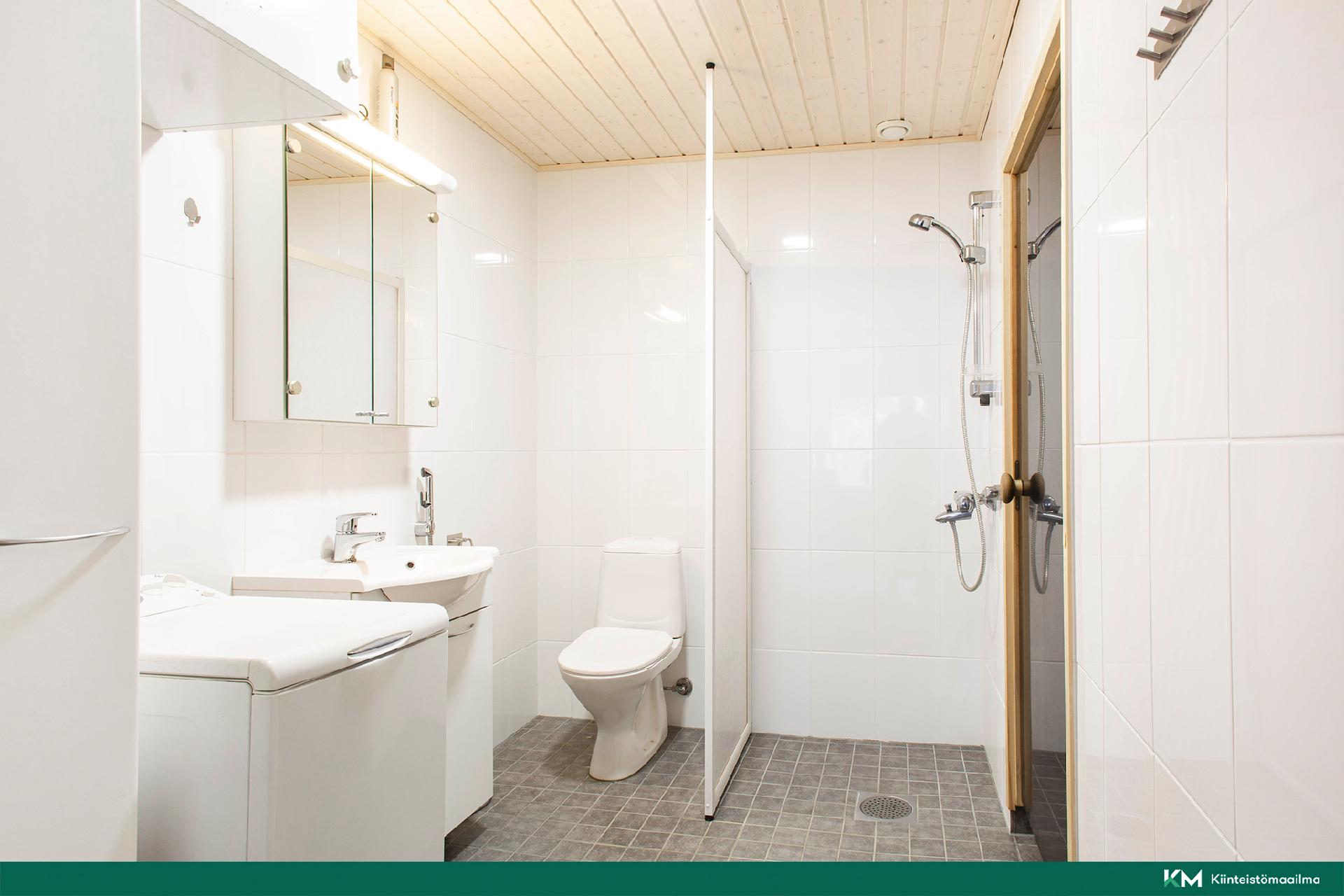kylpyhuone jossa toinen wc