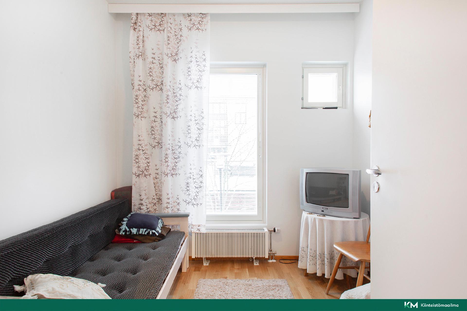 toinen pienempi makuuhuone