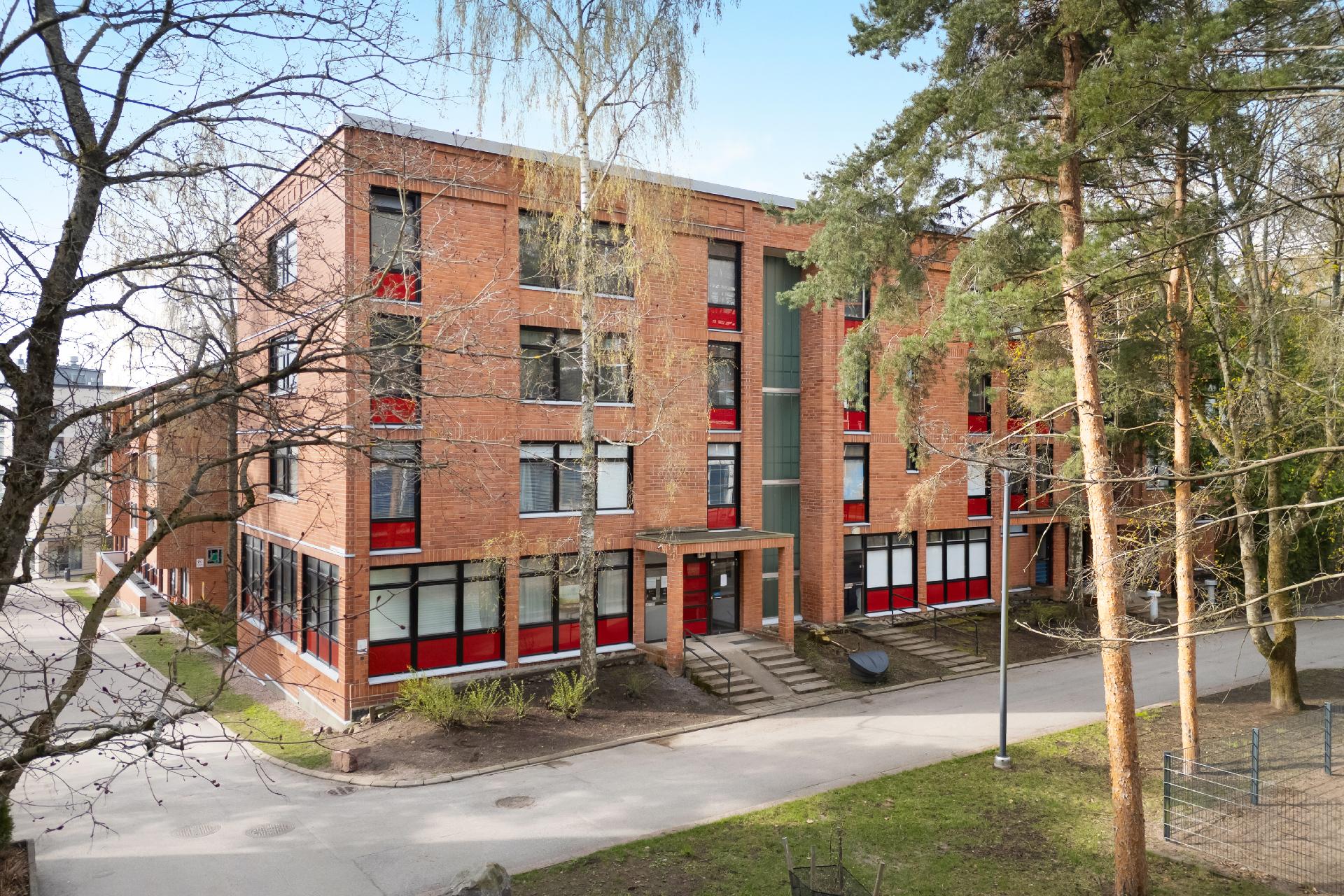 Sisäänkäynti Aurinkokehrän puolelta, alakerran päätyhuoneisto
