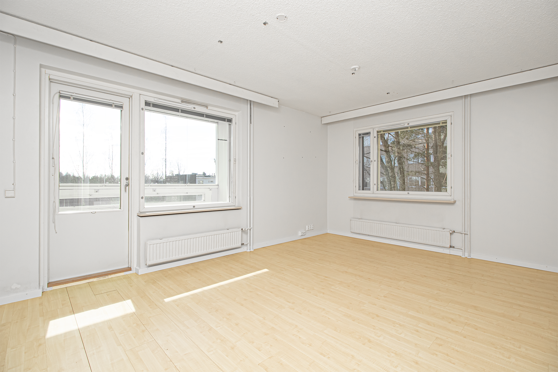 olohuone, josta käynti lasitetulle parvekkeelle