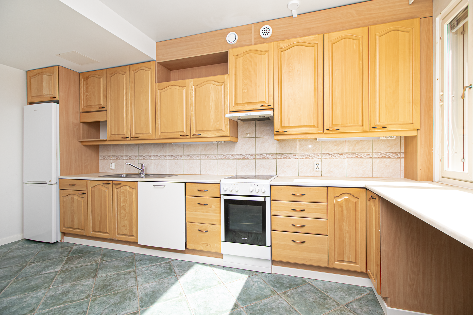 Tilava ja valoisa krittiö