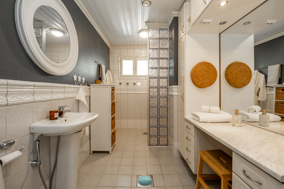 Yläkerran kylpyhuone