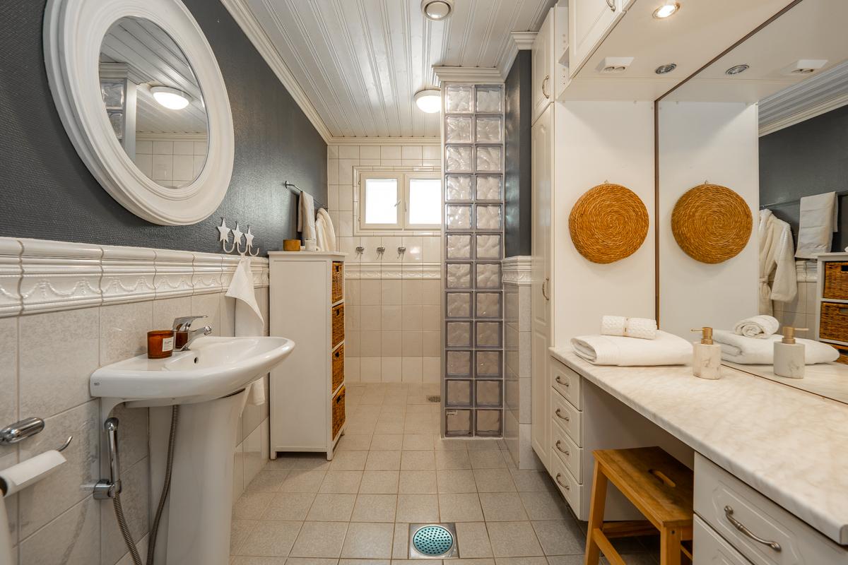 Yläkerran kylpyhuone