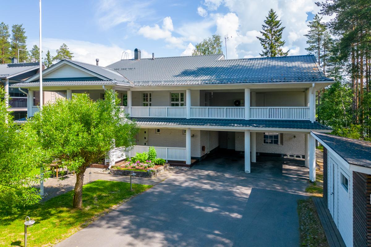 Kahden auton katos, johon sopii myös pakettiauto