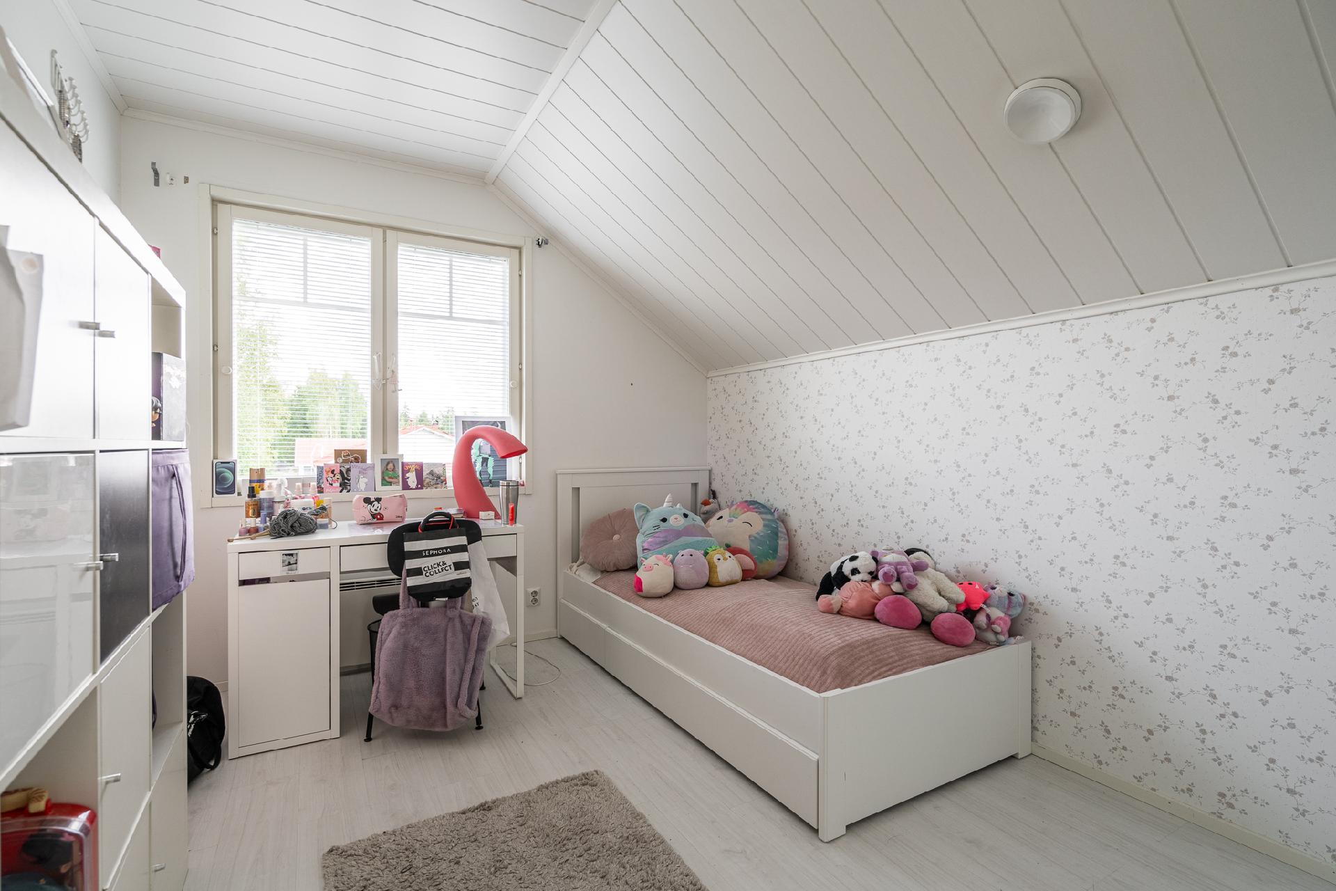 Yläkerran makuuhuone 1