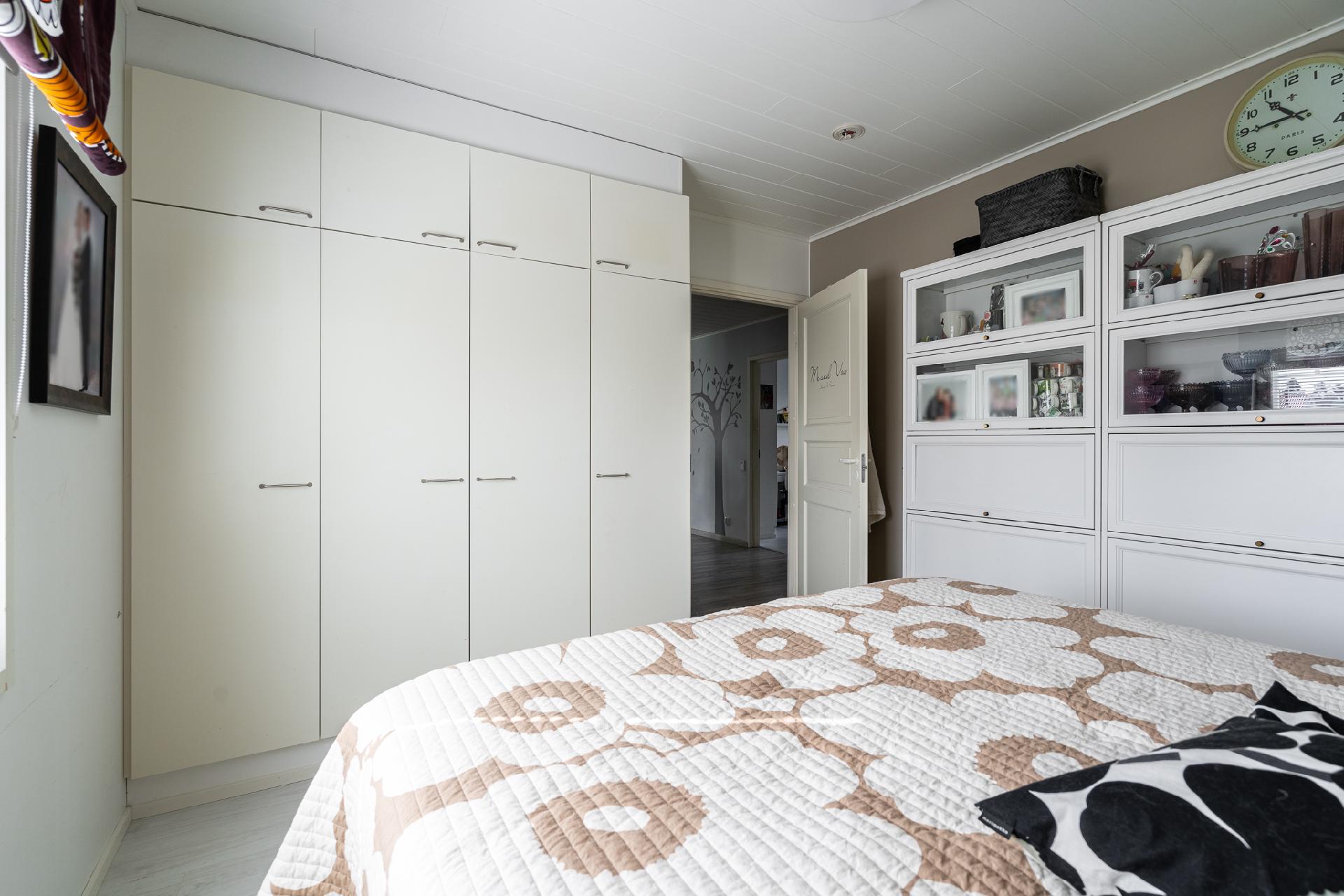 Alakerran makuuhuone 1