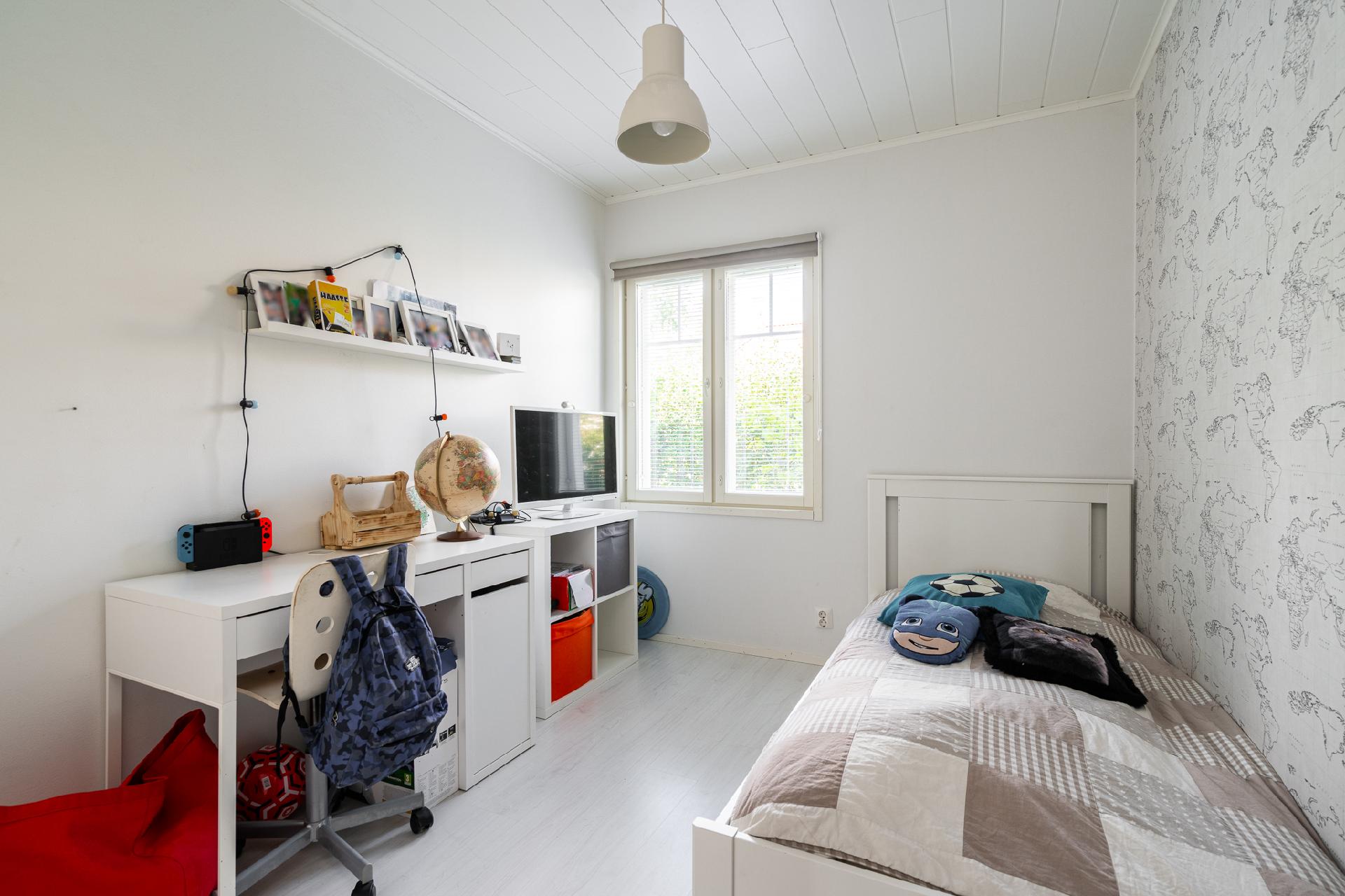 Alakerran makuuhuone 2