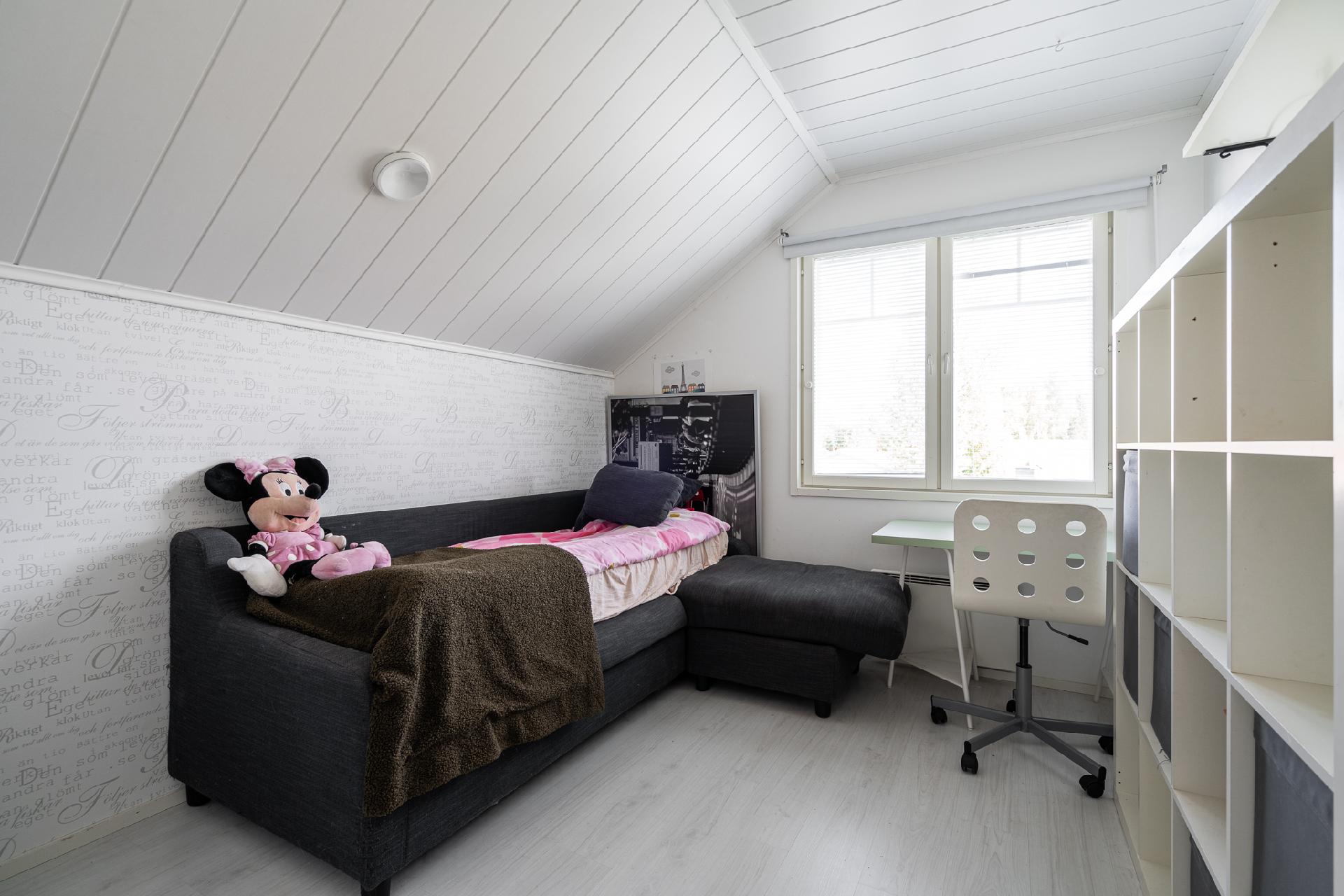 Yläkerran makuuhuone 2