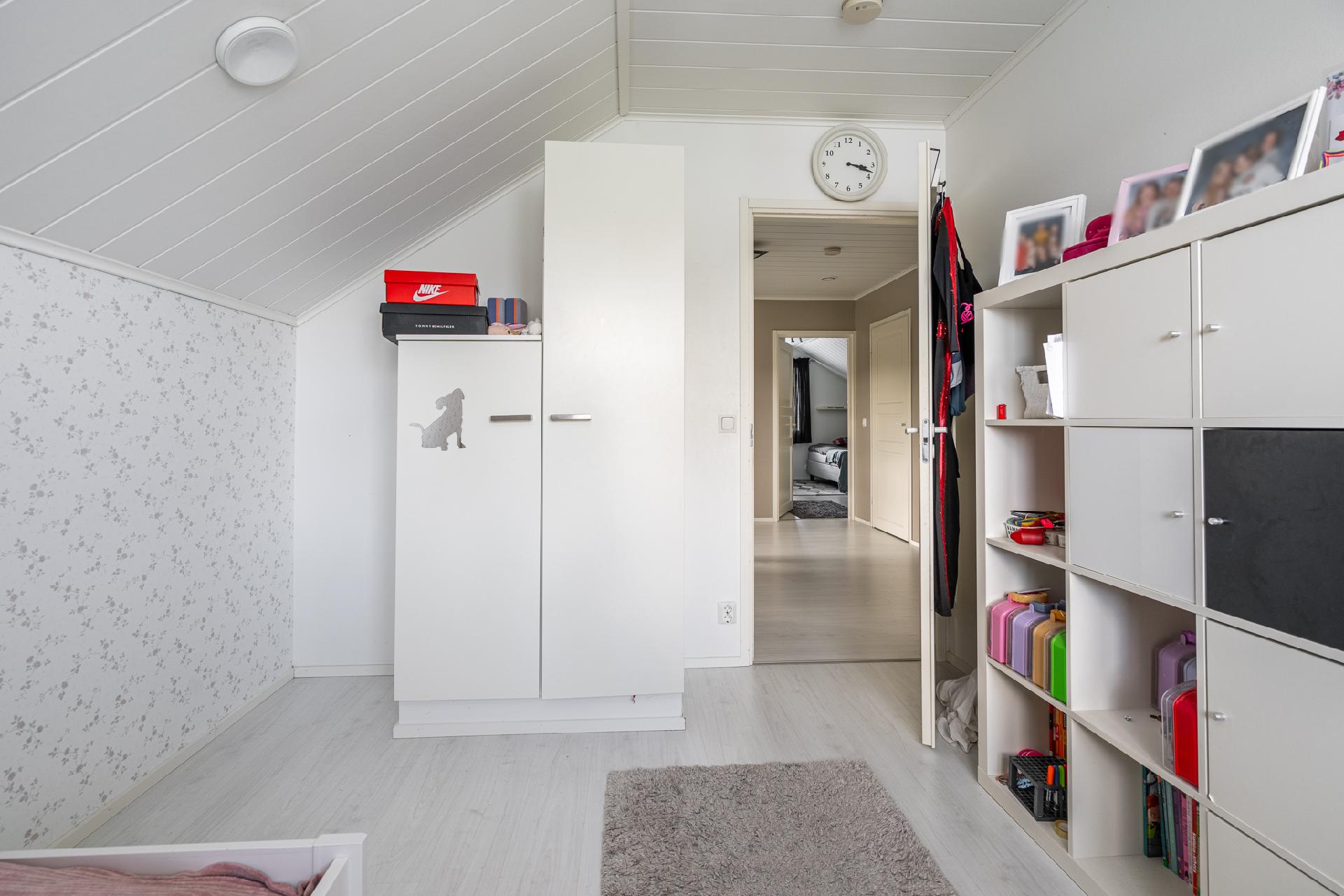 Yläkerran makuuhuone 1