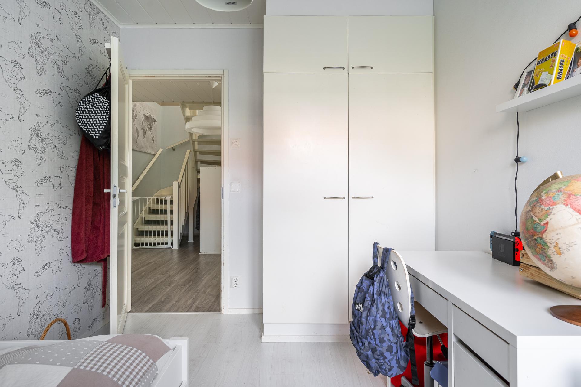 Alakerran makuuhuone 2