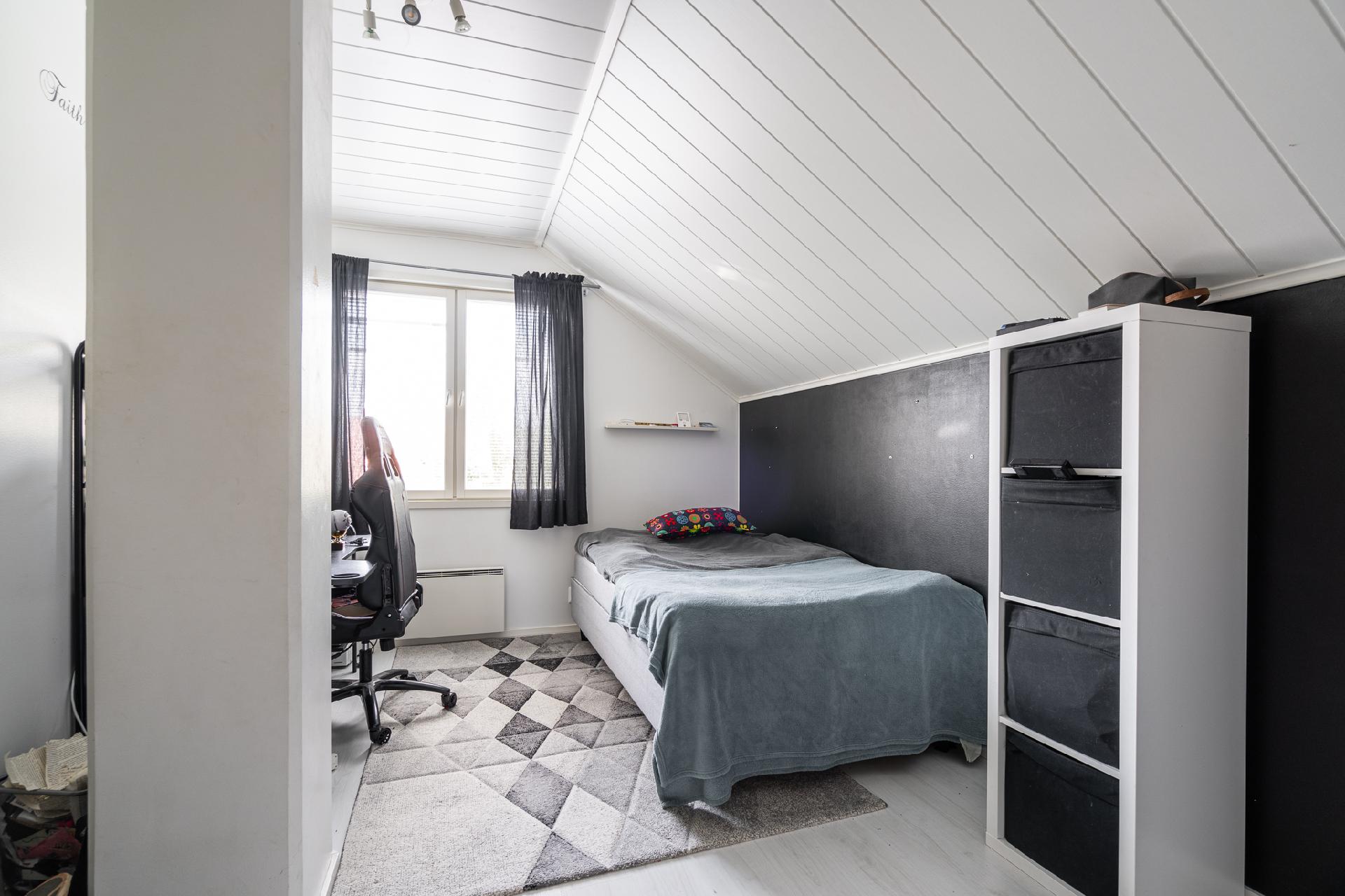 Yläkerran makuuhuone 3