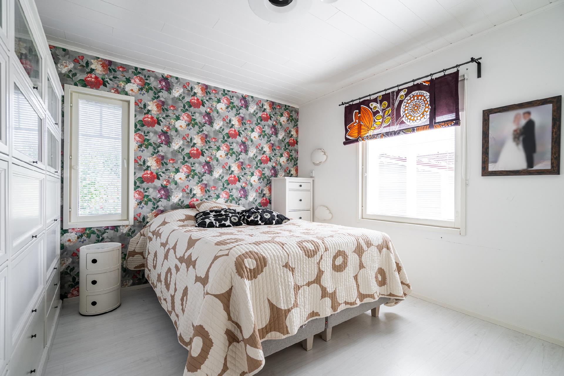 Alakerran makuuhuone 1