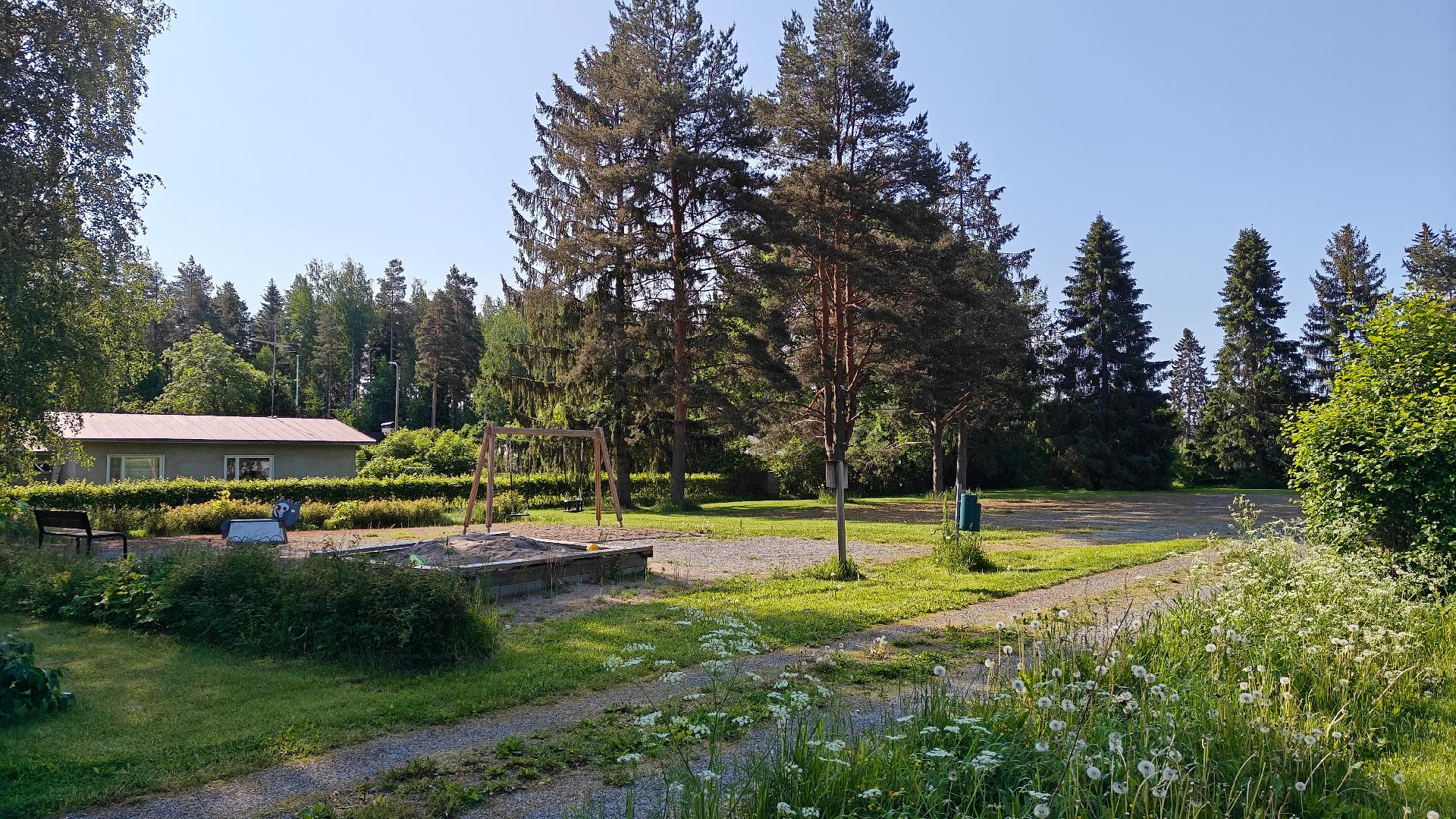 vieressä lapsille leikkipuisto