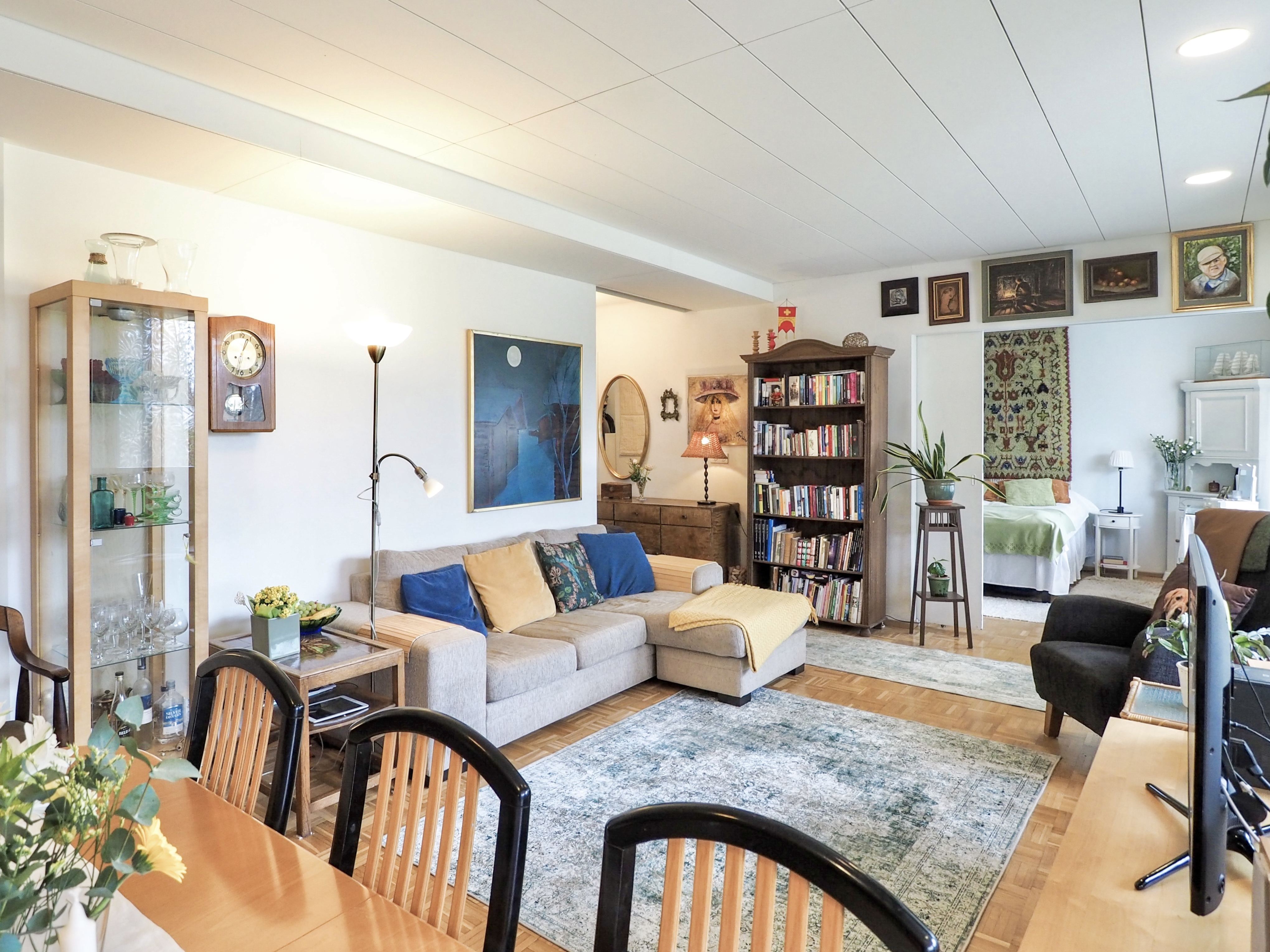 toinen makuuhuone olohuoneen "jatkeena"