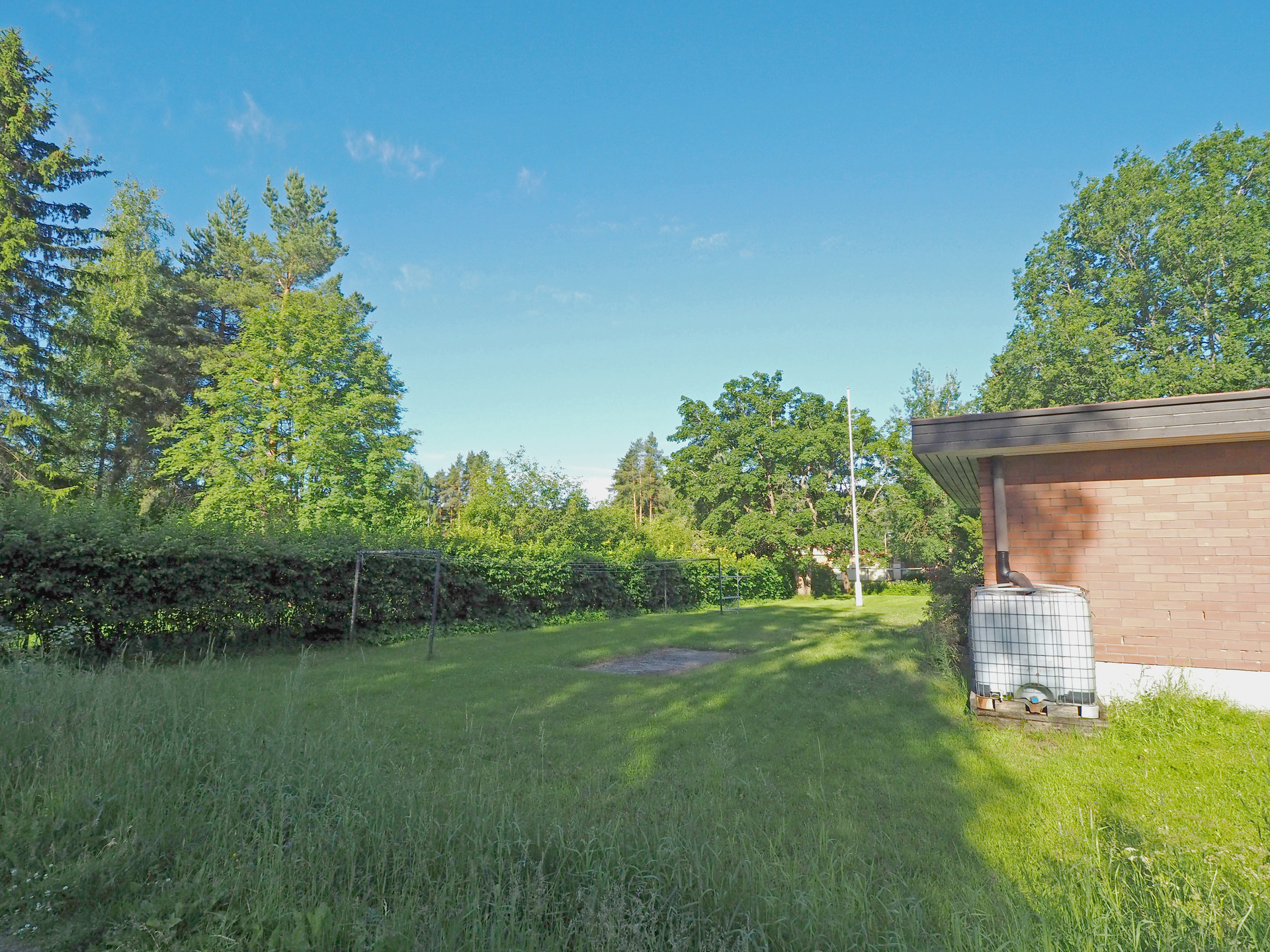 Taloyhtiöllä iso piha, jossa mm. lipputanko