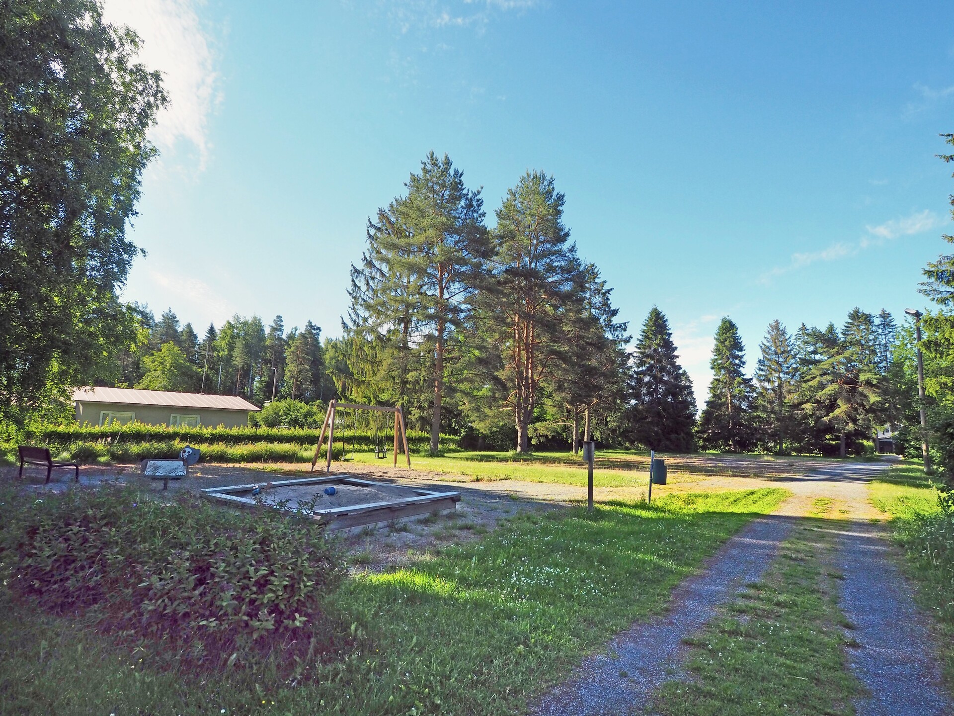Vieressä lapsille leikkipuisto