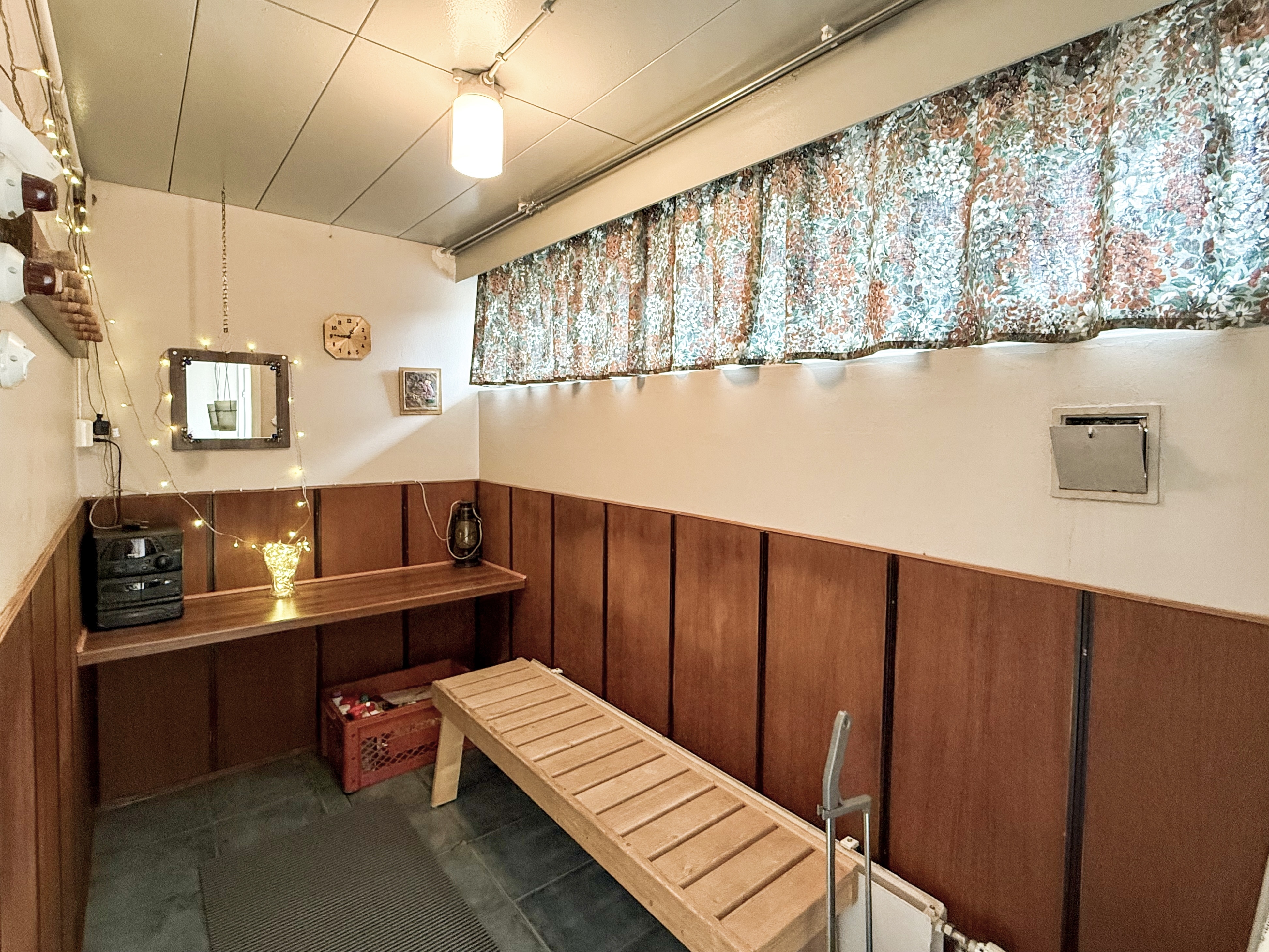 talousrakennuksen pukuhuone