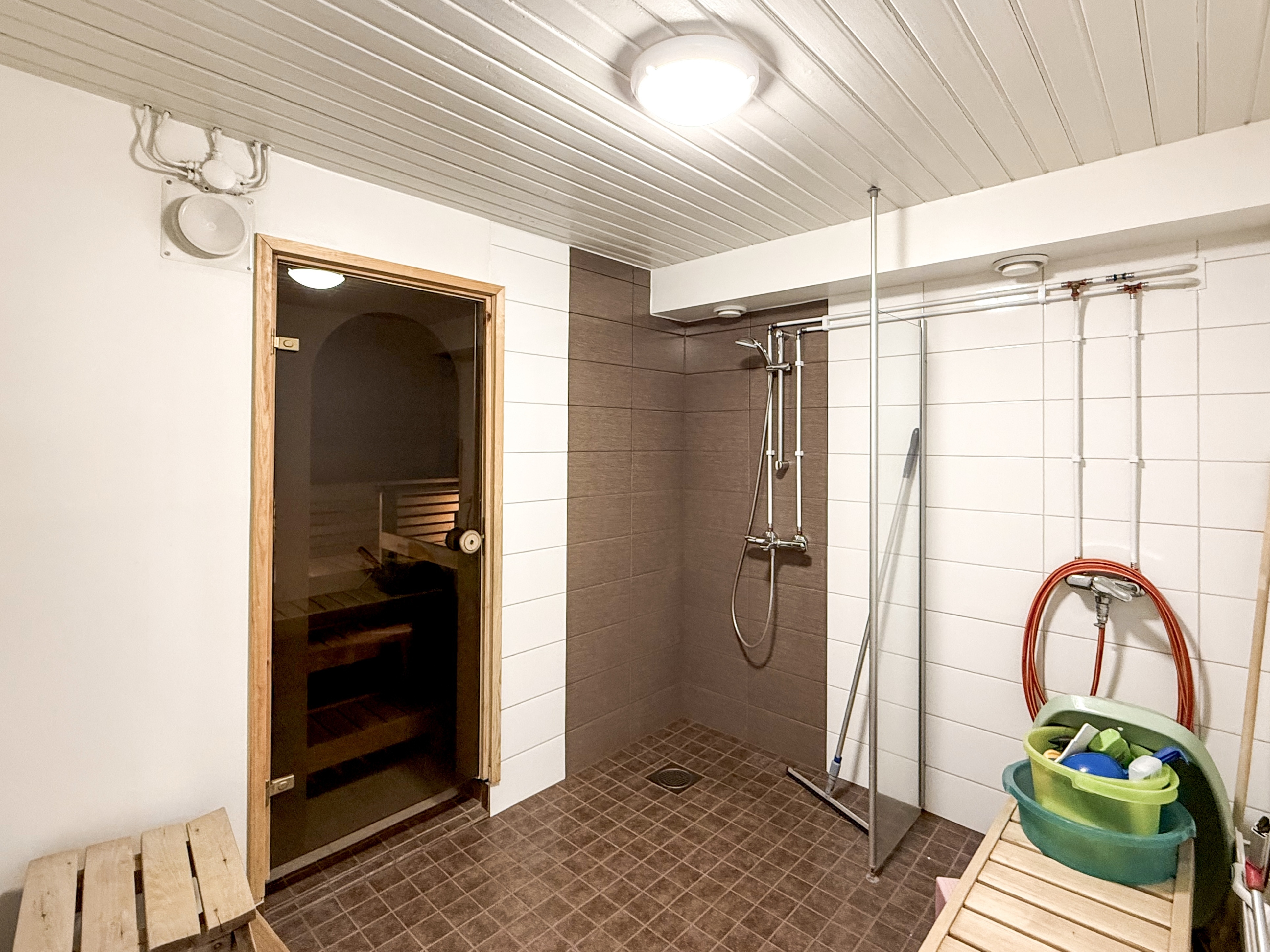 talousrakennuksen pesuhuone