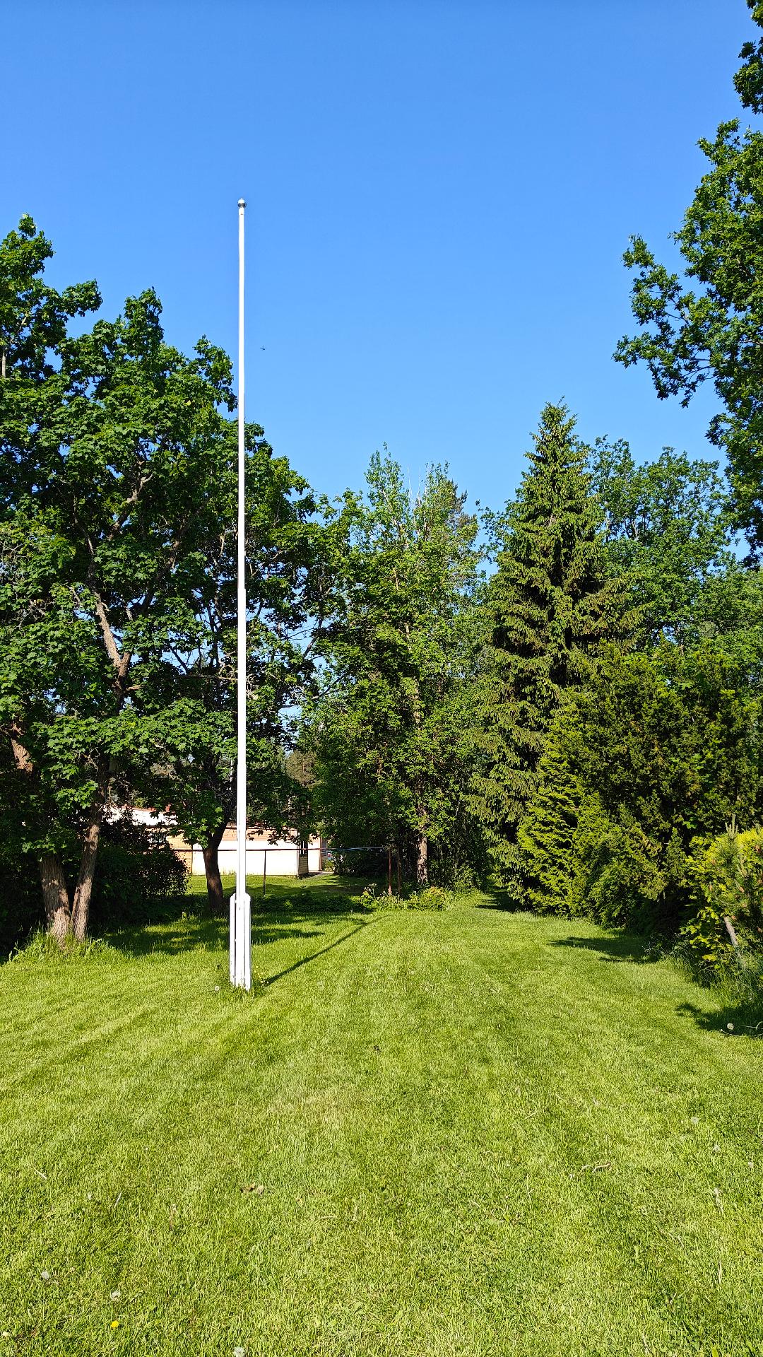 taloyhtiöllä iso piha jossa mm lipputanko