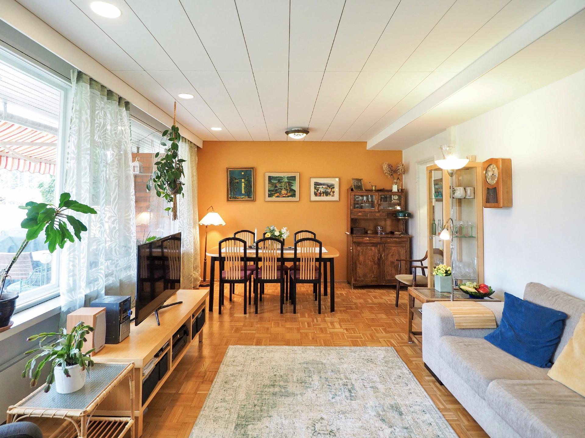 Valoisa ja tilava olohuone