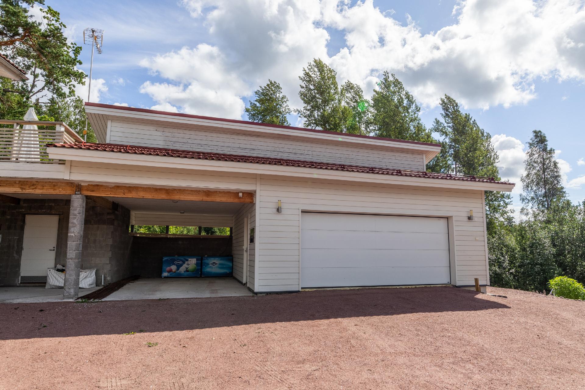 Iso kahden auton talli ja autokatos