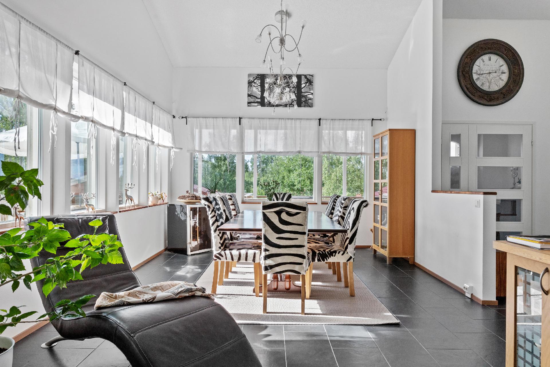 Iso ja upea ruokailutila