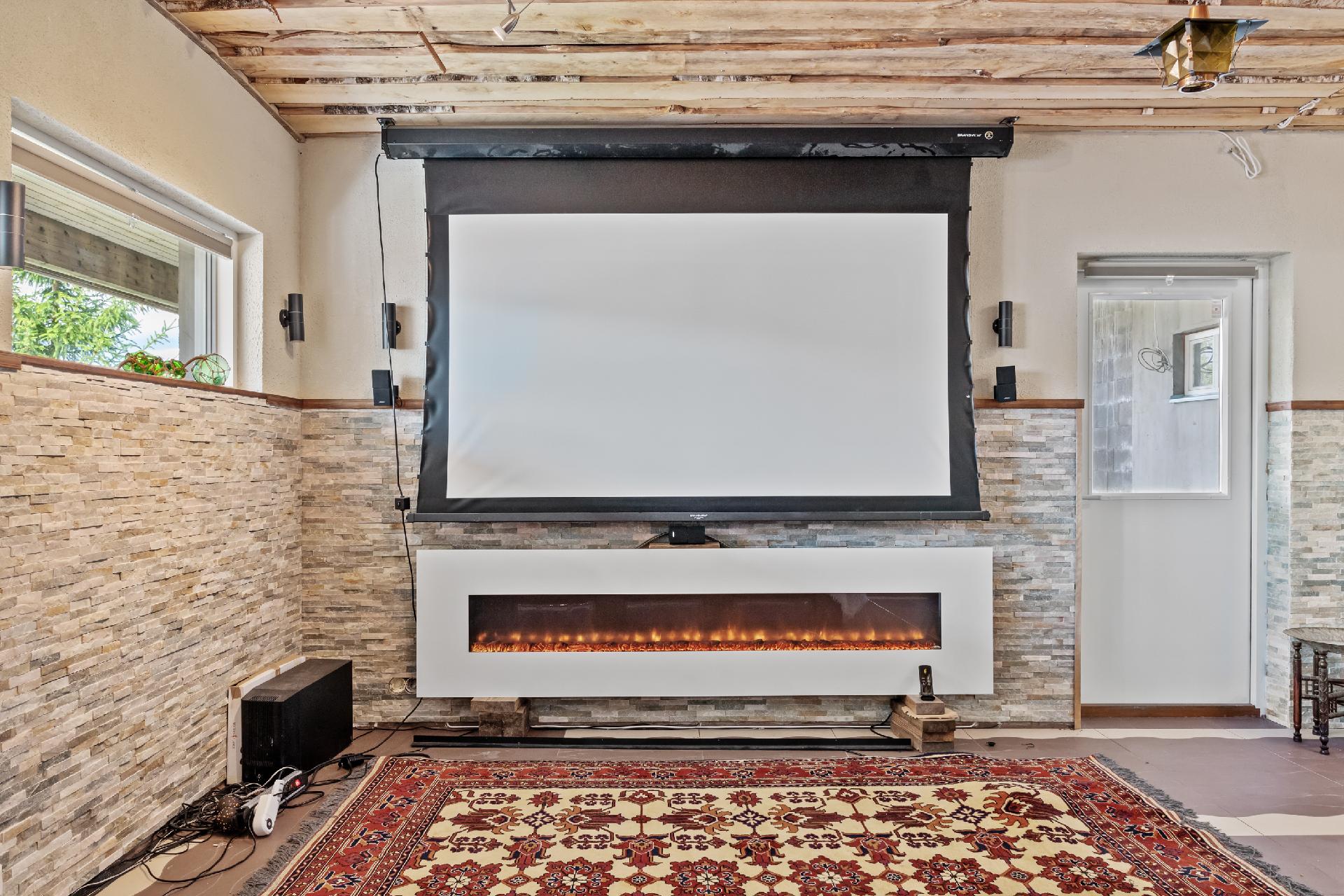 Alakerrassa on iso leffahuone