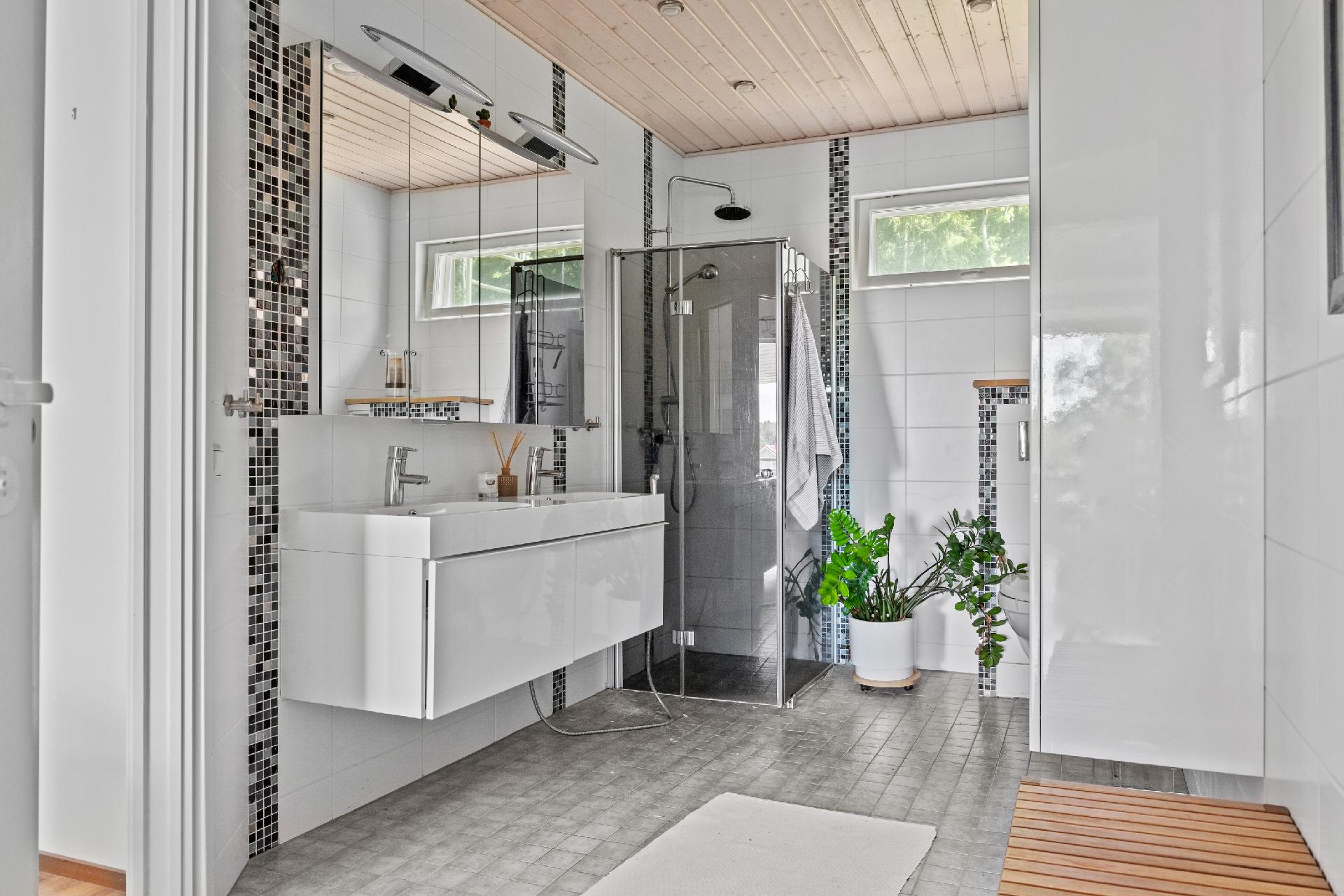  Master bedroomista on käynti kylpyhuoneeseen