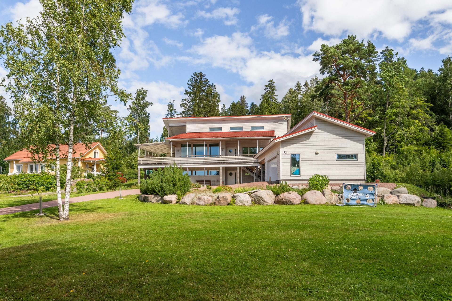 Kaunis, aurinkoinen pihapiiri