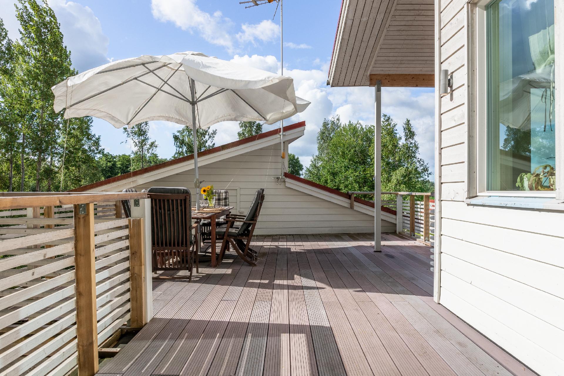 Taloa kiertää iso terassi