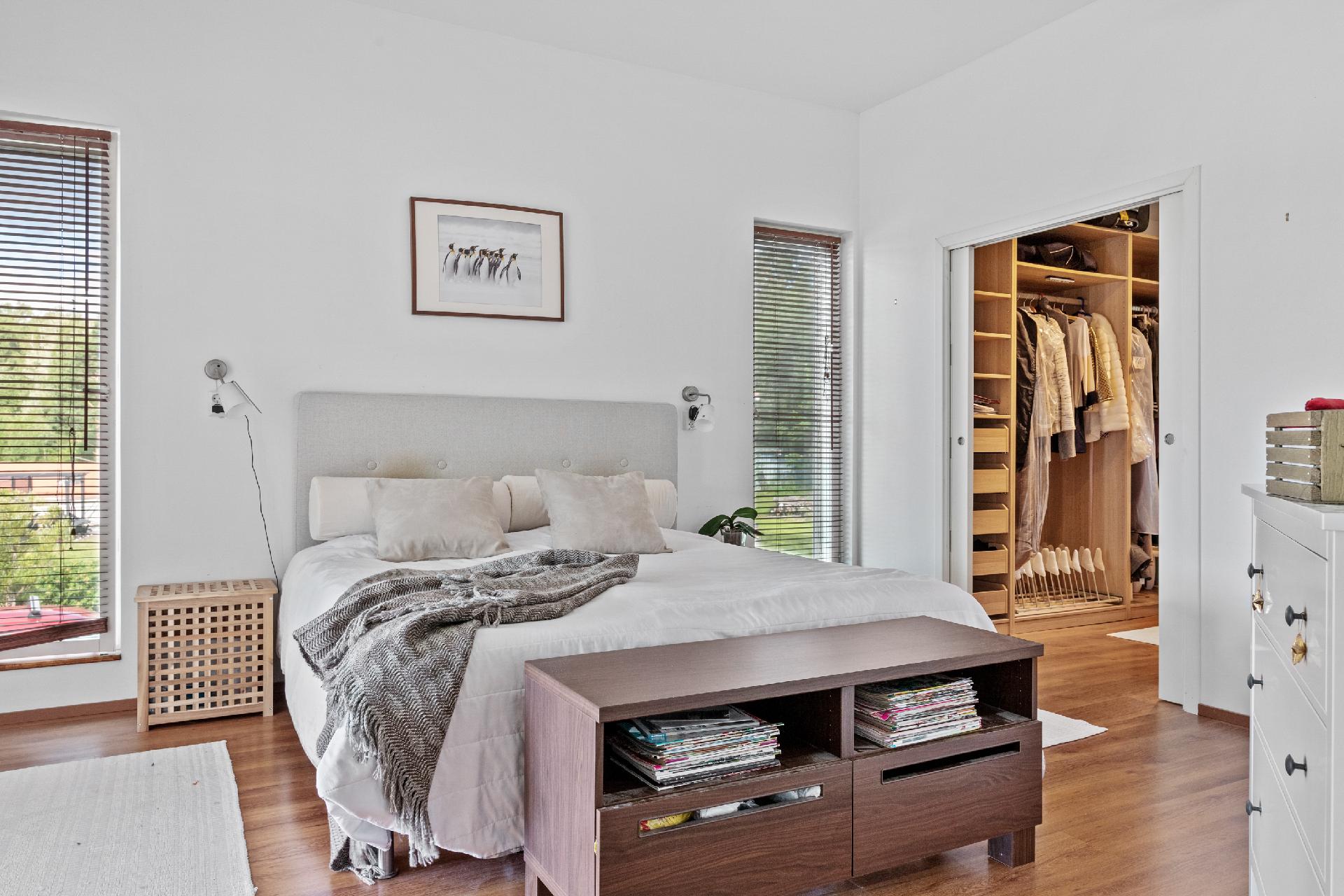 Master bedroomissa on hyvin tilaa ja iso walk-in-closet