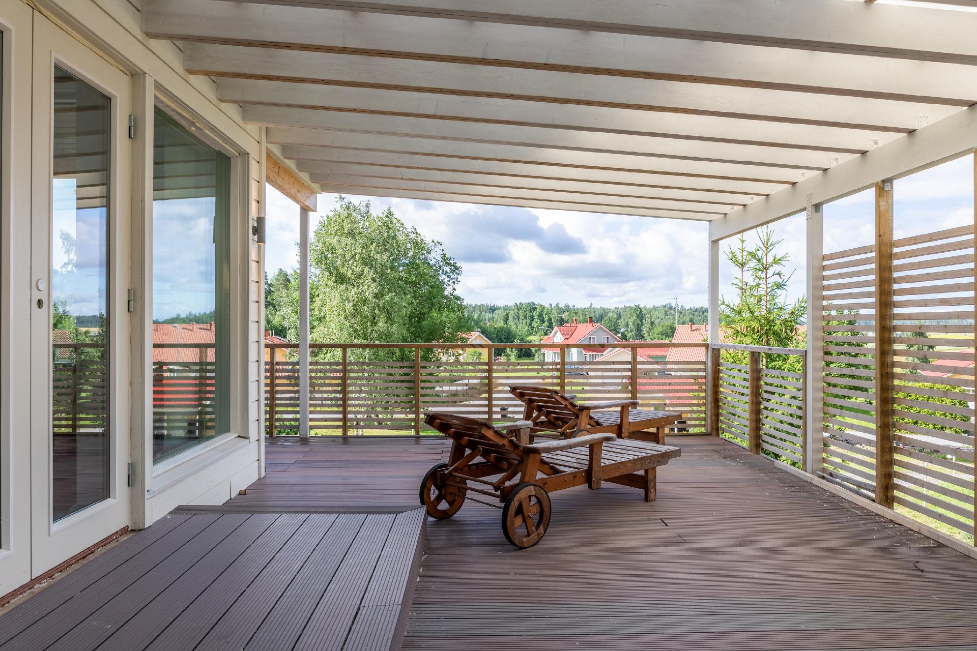 Osan terassista voi myös kattaa