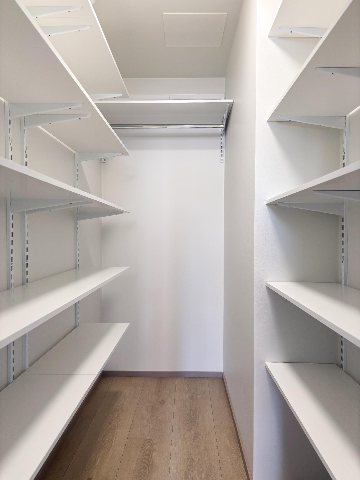 Vaatehuone makuuhuone 1:n yhteydessä