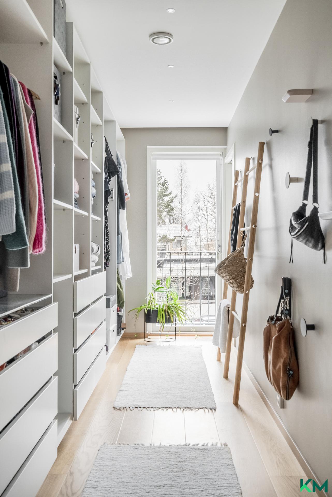 Päämakuuhuoneen vaatehuone walk-trough