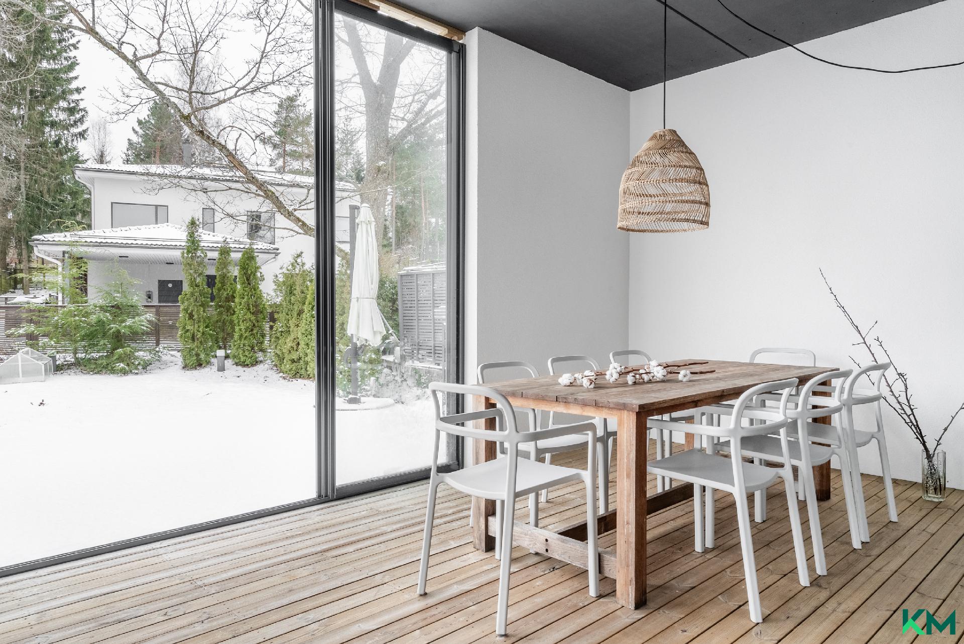 Lasitettu terassi käynti pihalle