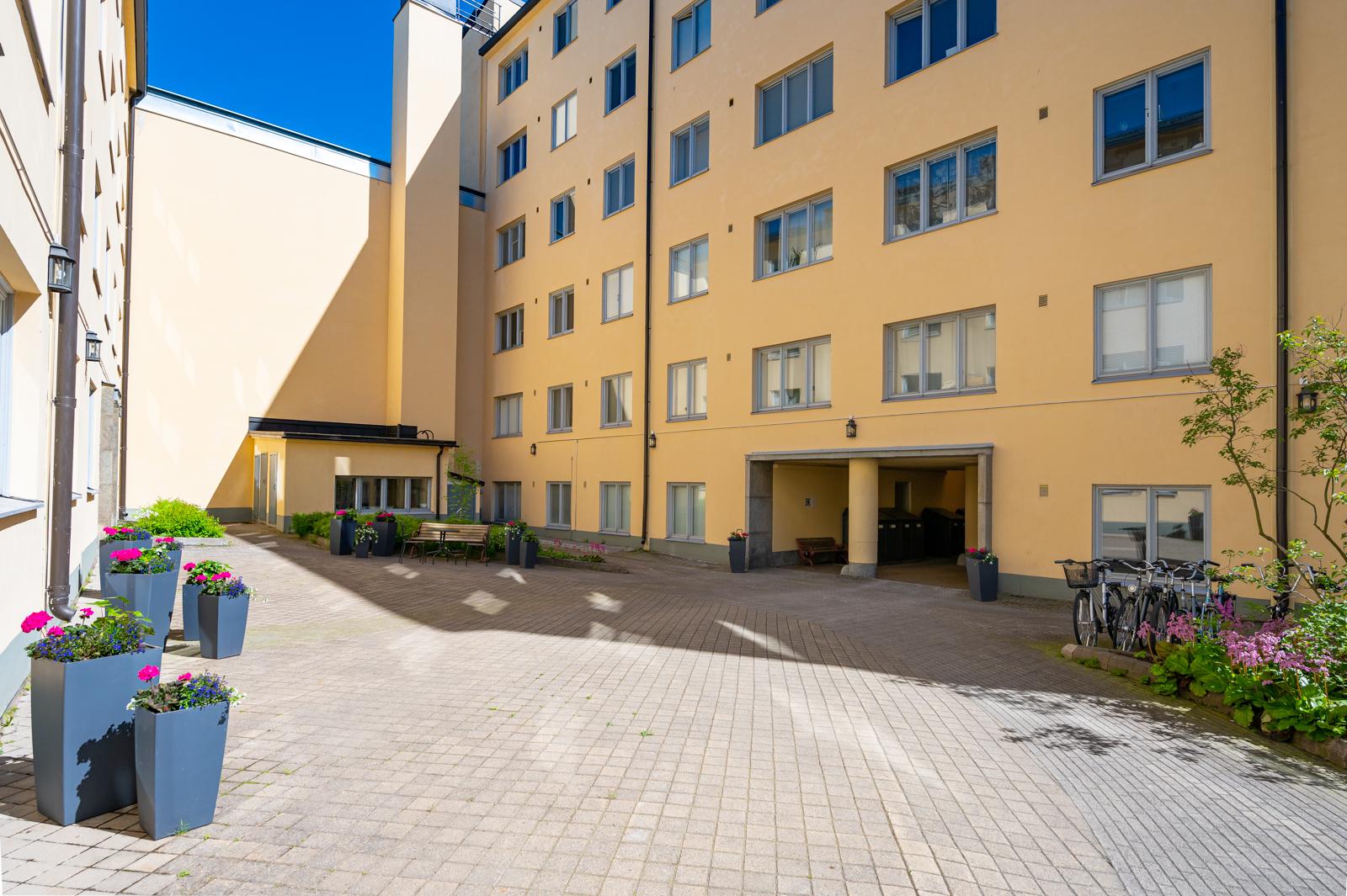 Viehättävä sisäpiha on asukkaiden ilona