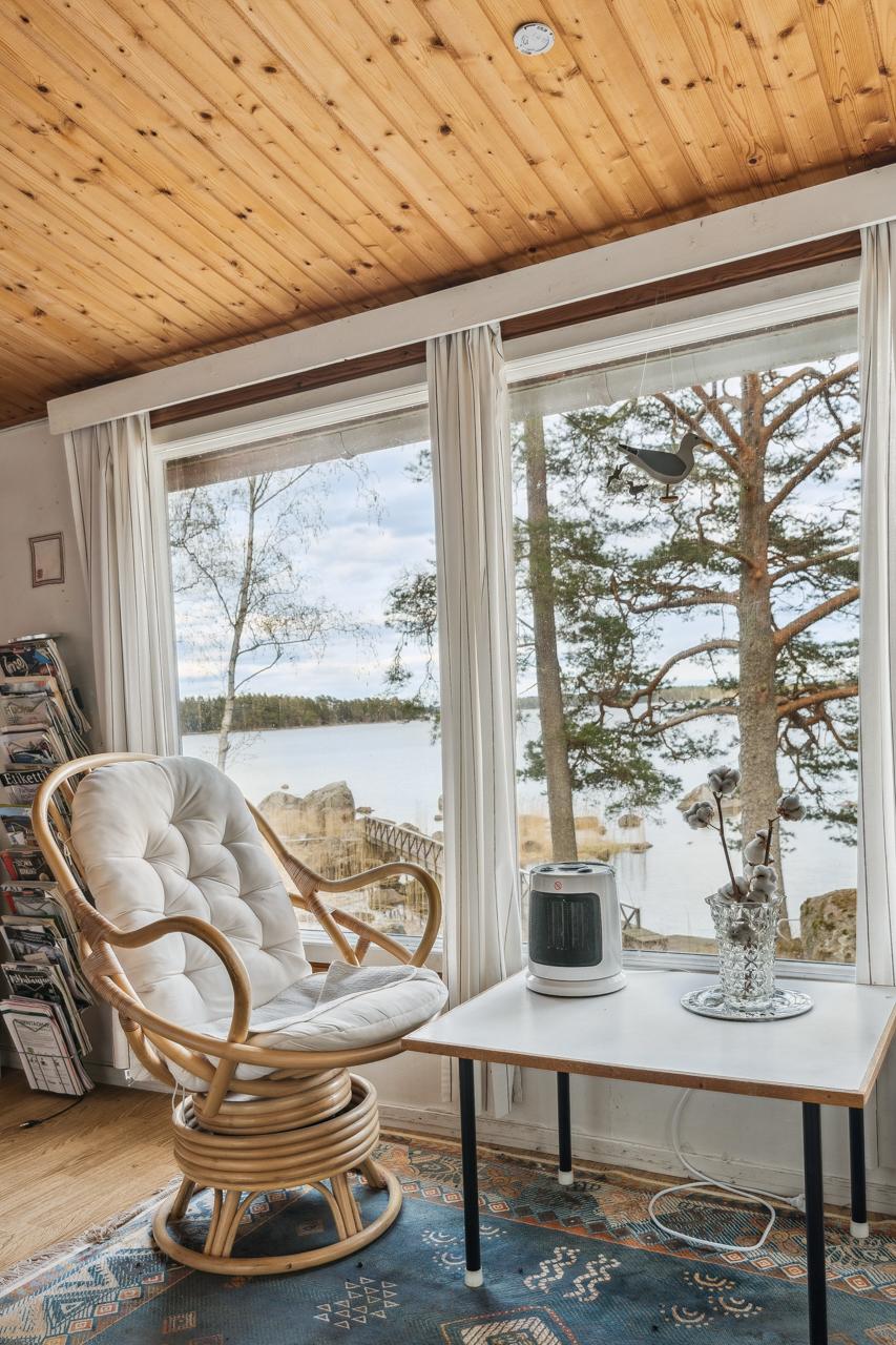 Olohuoneen ikkunoista avautuu kaunis näkymä merelle